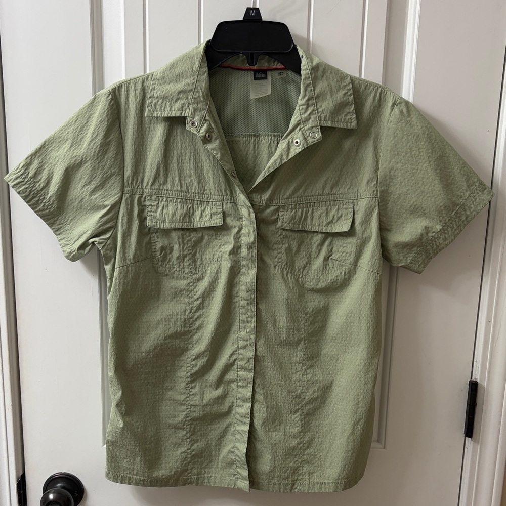REI Light Sage Green Short Sleeve Snap Button Front UPF 30+ Shirt - Size M